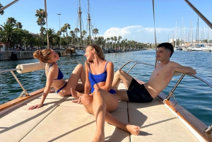Barcelona: Private Classic Yacht Tour with Drinks