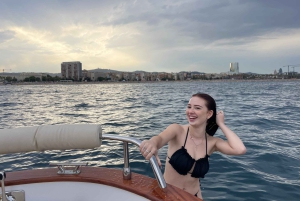 Barcelona: Private Classic Yacht Tour with Drinks