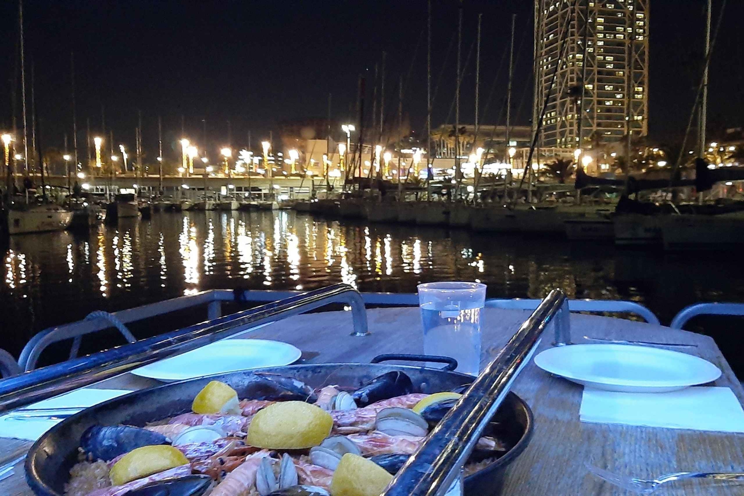 Barcelona: Yksityinen iltaristeily illallisella ja juomilla.