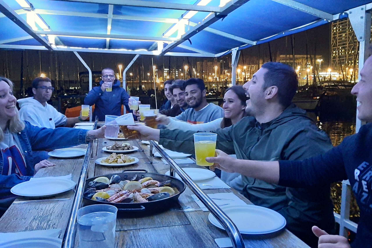 Barcelona: Yksityinen iltaristeily illallisella ja juomilla.