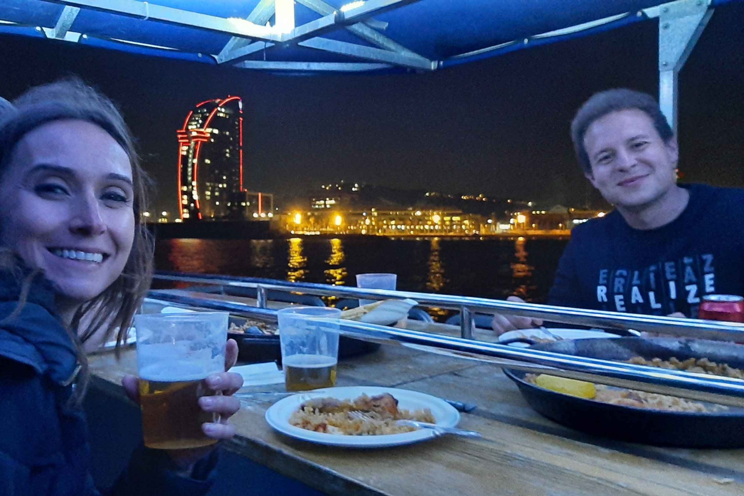 Barcelona: Yksityinen iltaristeily illallisella ja juomilla.