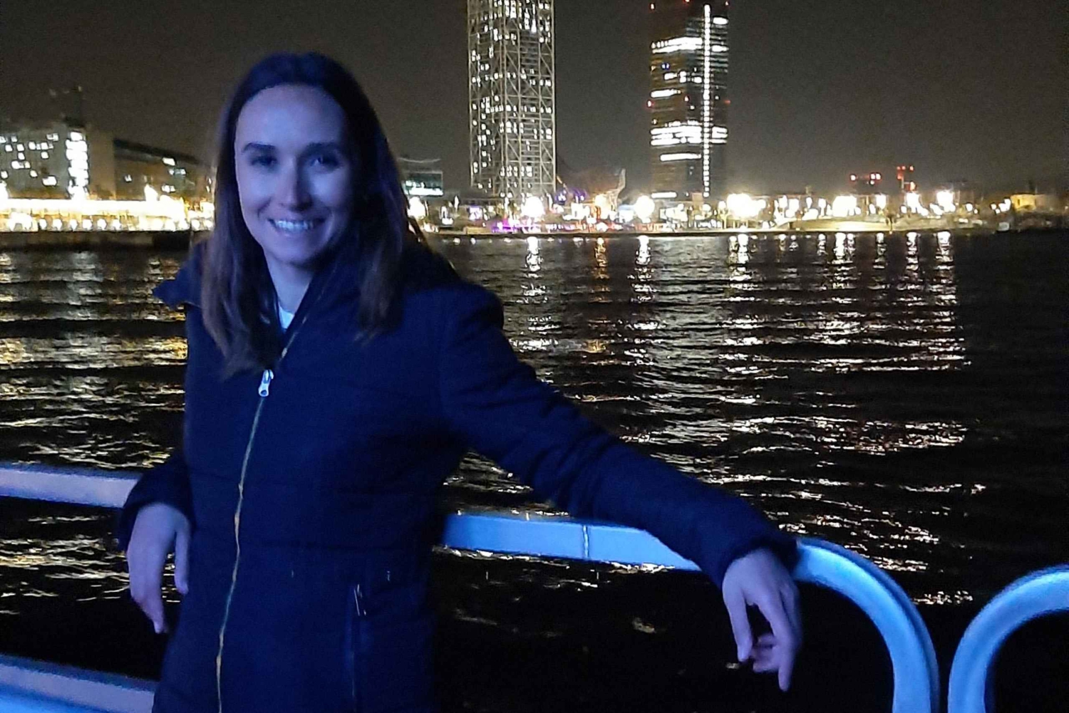 Barcelona: Yksityinen iltaristeily illallisella ja juomilla.