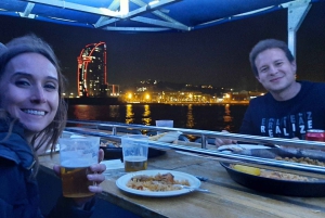 Barcelona: Yksityinen iltaristeily illallisella ja juomilla.