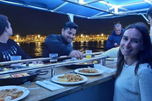 Barcelona: Yksityinen iltaristeily illallisella ja juomilla.