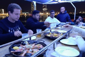 Barcelona: Yksityinen iltaristeily illallisella ja juomilla.