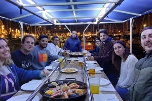 Barcelona: Yksityinen iltaristeily illallisella ja juomilla.