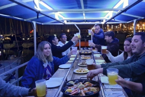 Barcelona: Yksityinen iltaristeily illallisella ja juomilla.