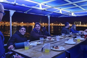 Barcelona: Yksityinen iltaristeily illallisella ja juomilla.