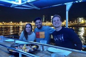 Barcelona: Yksityinen iltaristeily illallisella ja juomilla.