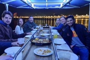 Barcelona: Yksityinen iltaristeily illallisella ja juomilla.