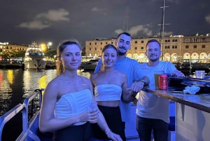 Barcelona: Yksityinen iltaristeily illallisella ja juomilla.