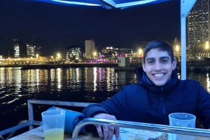 Barcelona: Yksityinen iltaristeily illallisella ja juomilla.