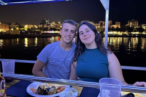 Barcelona: Yksityinen iltaristeily illallisella ja juomilla.