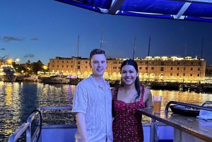 Barcelona: Yksityinen iltaristeily illallisella ja juomilla.