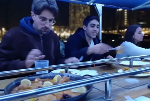 Barcelona: Yksityinen iltaristeily illallisella ja juomilla.