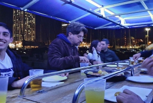 Barcelona: Yksityinen iltaristeily illallisella ja juomilla.