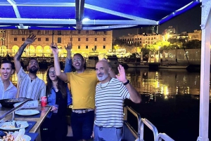 Barcelona: Yksityinen iltaristeily illallisella ja juomilla.