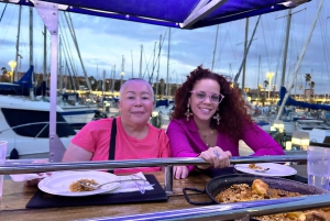 Barcelona: Yksityinen iltaristeily illallisella ja juomilla.