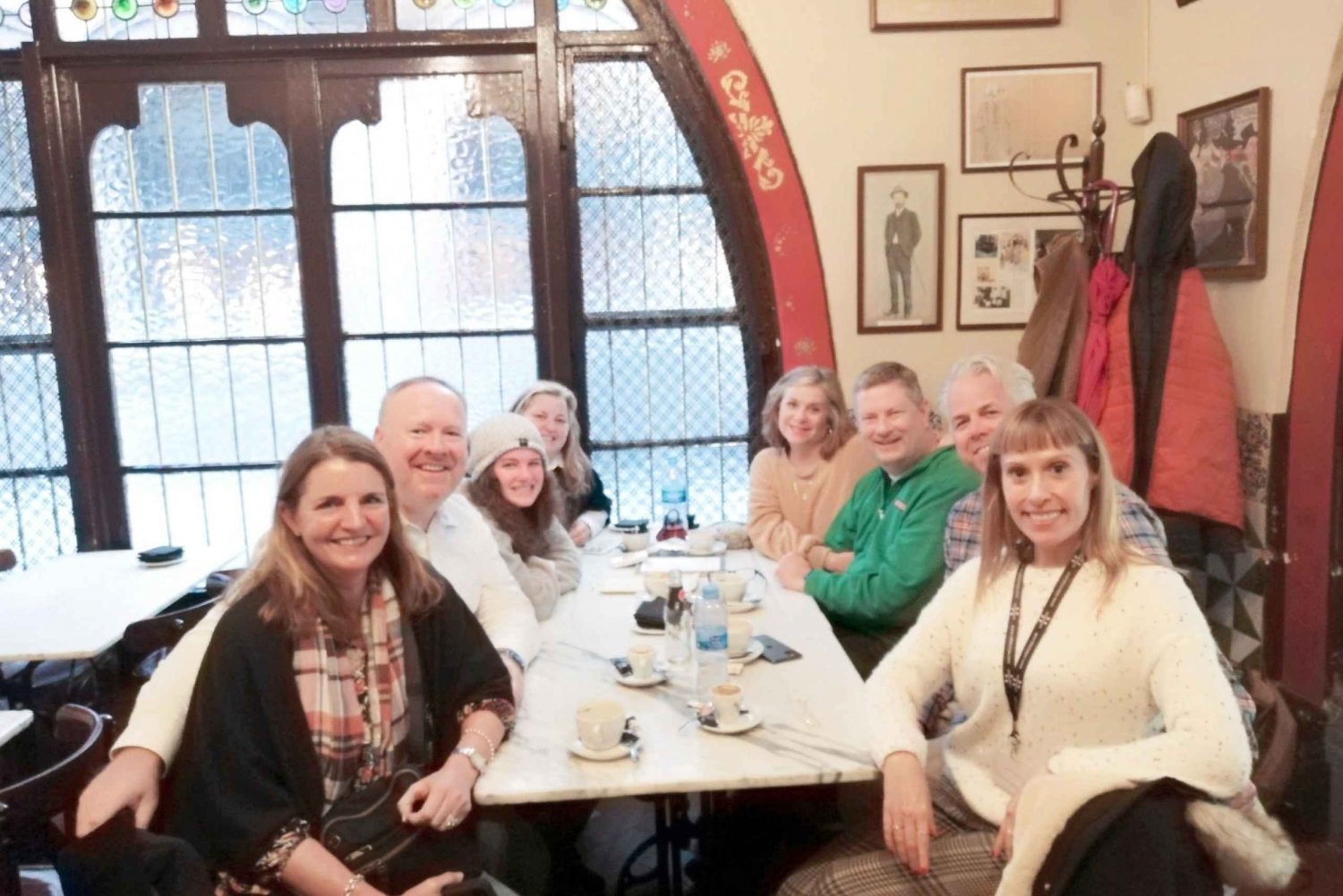 Barcelona: Visita privada nocturna a pie con cena de tapas