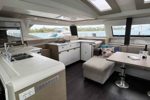 Barcelona: Private luxury ocean catamaran excursion