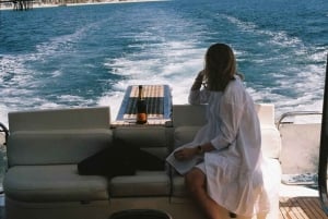 Barcelona: Privat motorbåt med dryck och mat