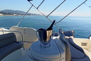 Barcelona: Privat motorbåt med dryck och mat