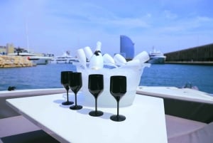Barcelone : Visite privée en yacht à moteur avec boissons et collations