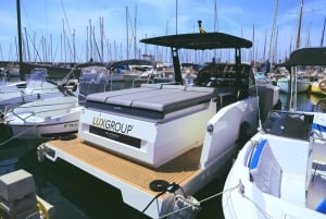 Barcelona: Private Motor Yacht Tour with Drinks and Snacks