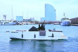 Barcellona: Tour privato in barca a motore con bevande e spuntini