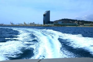 Barcelona: Privat motorbåtstur med drycker och snacks