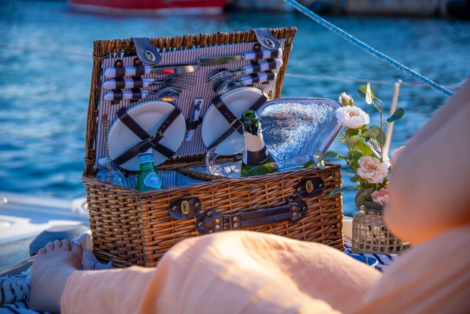 Barcelona: Private Romantic Sailing Tour with Drinks