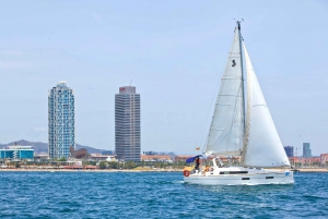 Barcellona: Gita privata in barca a vela con bevande e spuntini
