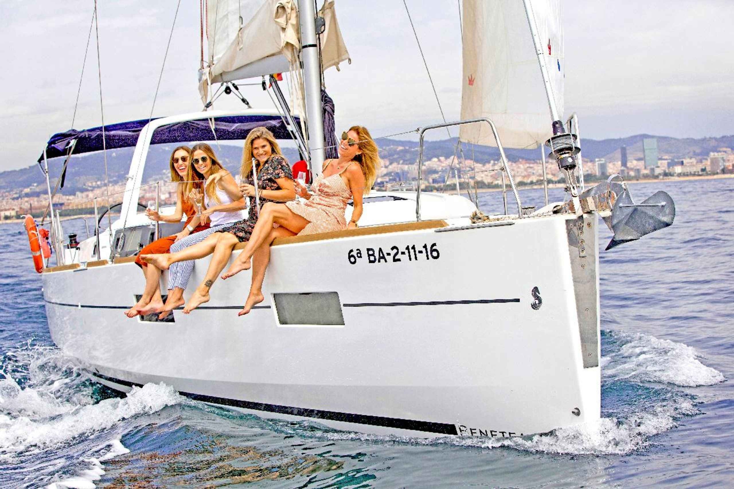 Barcelona: excursión privada en velero con bebidas y aperitivos (máximo 9 personas)