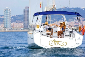 Barcelona: excursión privada en velero con bebidas y aperitivos (máximo 9 personas)