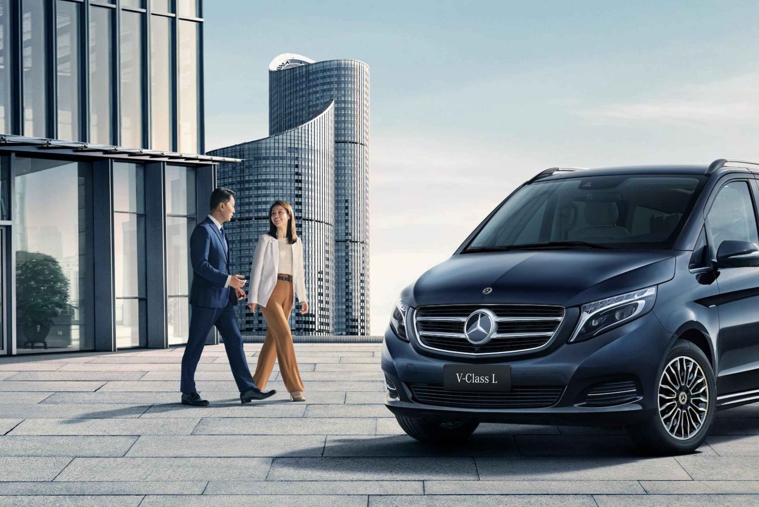 Barcelona:Private Transfer from PORT to the city Van Mercedes 7 pax