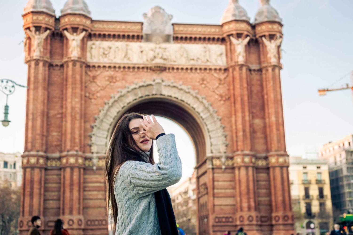 Barcelona: Professional Photoshoot at Arco de Triunfo