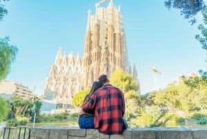 Barcelona: Professional Photoshoot Outside Sagrada Familia