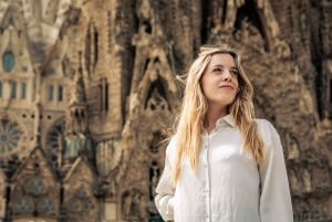 Barcelona: Professional Photoshoot Outside Sagrada Familia