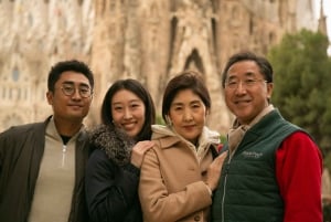 Barcelona: Professional Photoshoot Outside Sagrada Familia