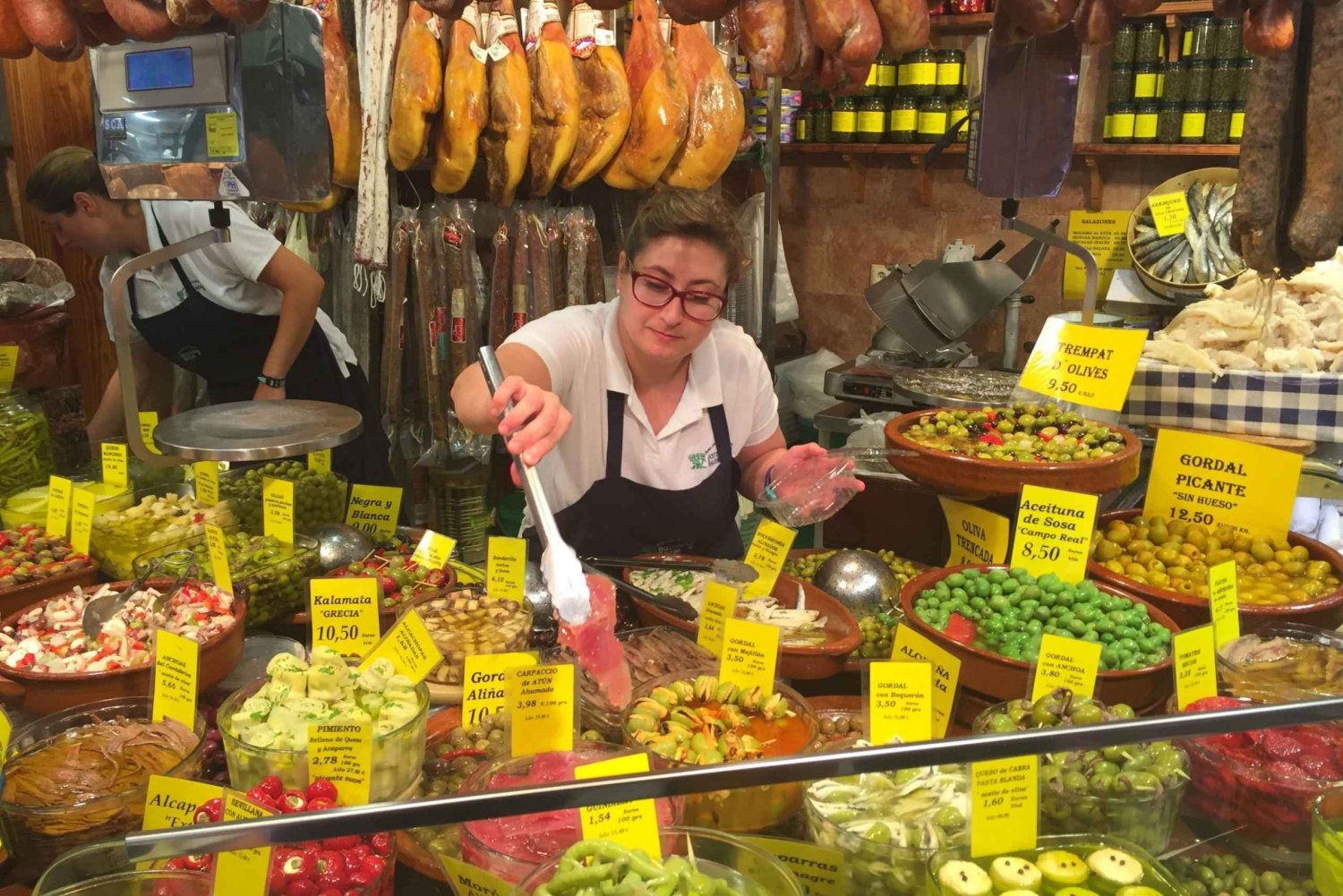 Den typiske catalanske spanske frokost på markedet i Barcelona