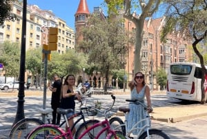 Barcelona: Entspannte und unterhaltsame Fahrradtour – Englisch gesprochen