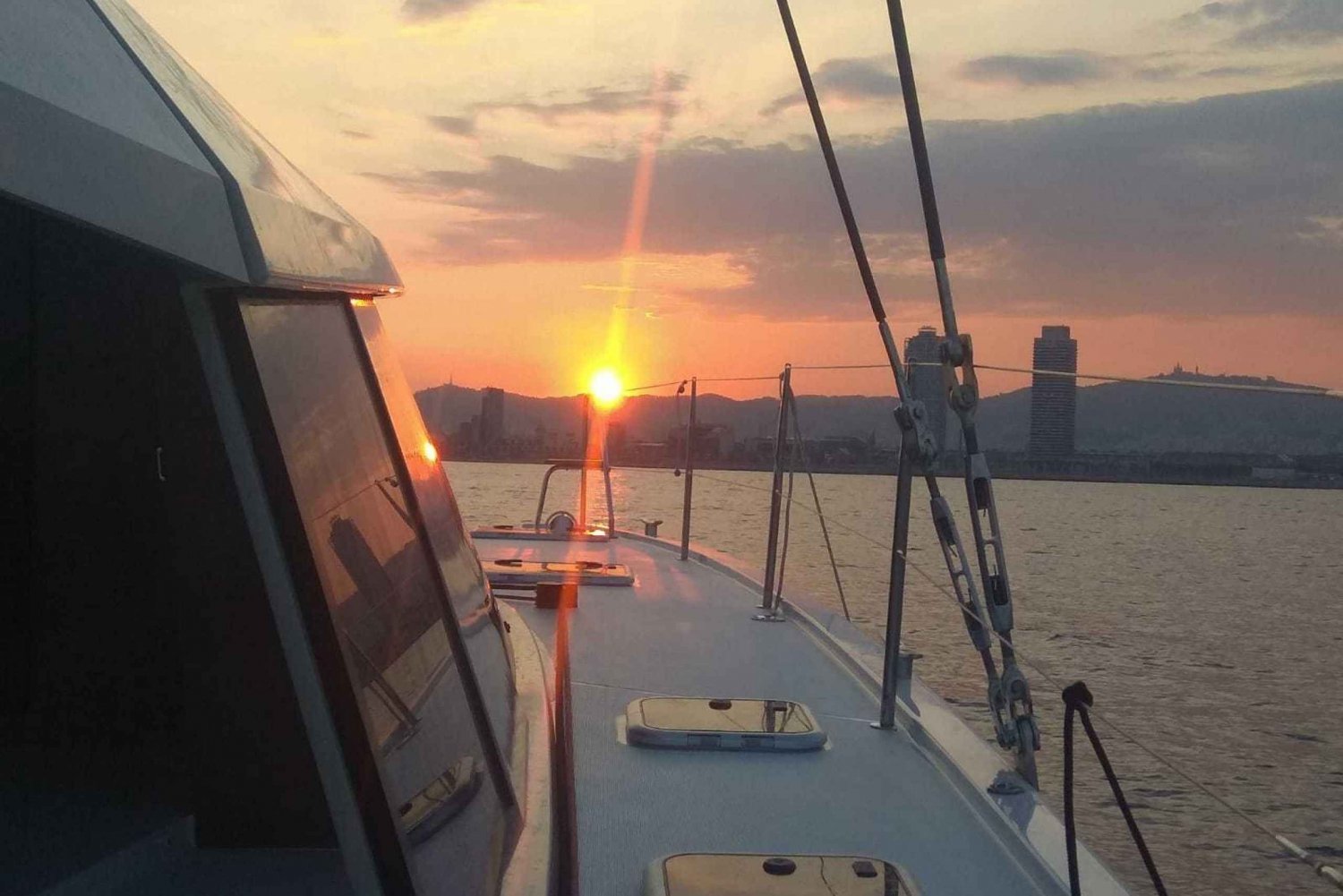 Sunset sail Barcelona and workshop gintonic or wine tasting