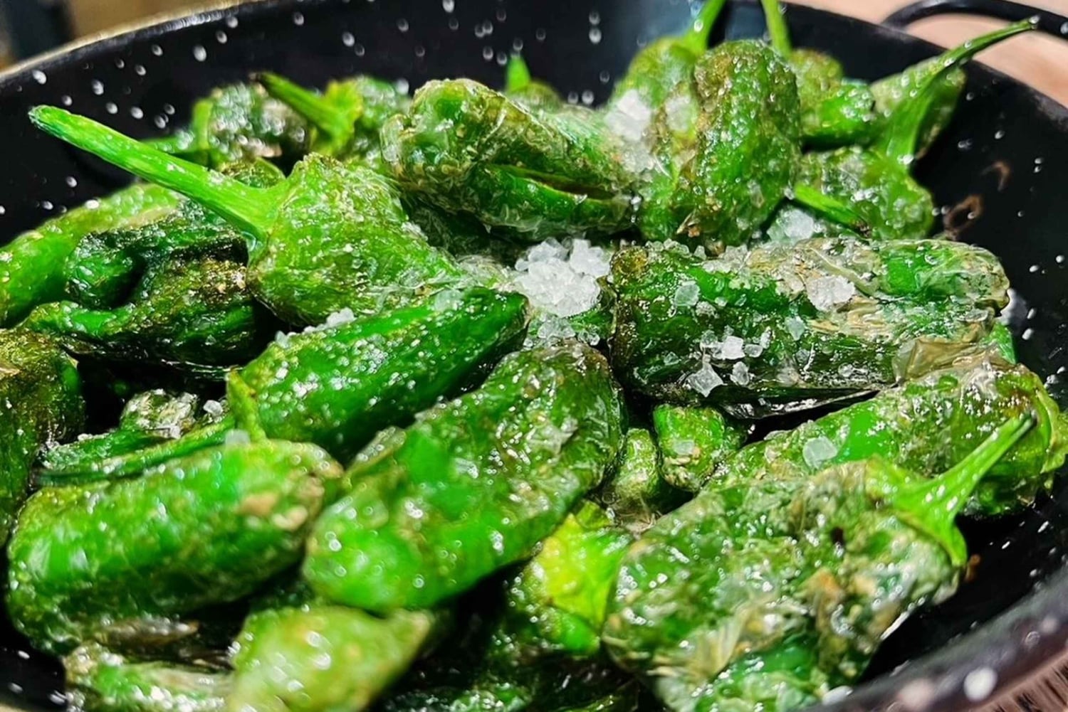 バルセロナのランチまたはディナーのタパスツアー：食と幸せをお届けします