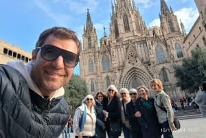 Barcelona: Sagrada Familia og byrundvisning med afhentning på hotel