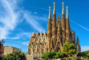 Barcelona: Sagrada Familia og byrundvisning med afhentning på hotel