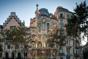 Barcelona: Sagrada Familia og byrundvisning med afhentning på hotel