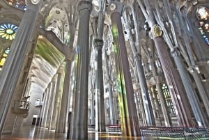 Barcelona: Sagrada Familia og byrundvisning med afhentning på hotel