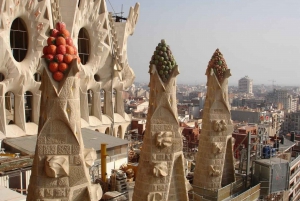Barcelona: Sagrada Familia and Gothic Quarter Walking Tour