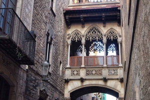 Barcelona: Sagrada Familia and Gothic Quarter Walking Tour