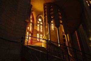 Barcelona: Wieczorna wycieczka do Sagrada Familia z kawą